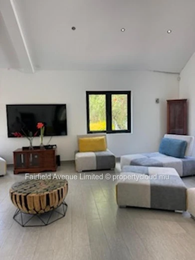 Stunning 4-Bedroom House in Roches Noires with Spacious Garden and Close to Amenities - Don't Miss Out!