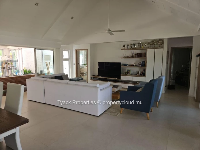 Rare 5-Bedroom Villa with Heated Pool & Spa – Grand Baie
