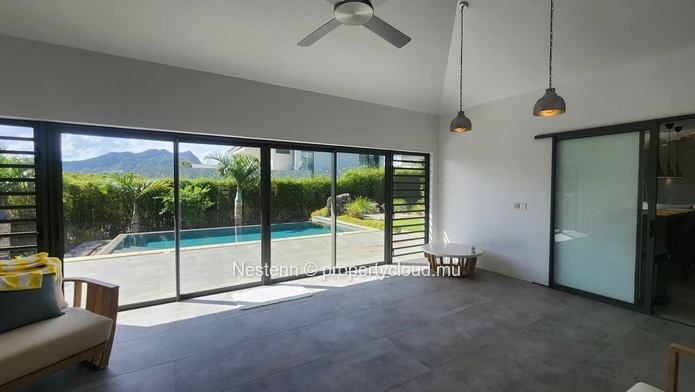 Belle villa moderne de 4 chambres à Moka, récemment rénovée avec piscine privée, cuisine américaine et vue sur la mon...