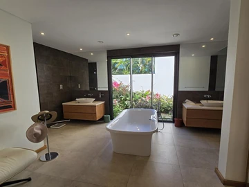 5 Bedroom Villa