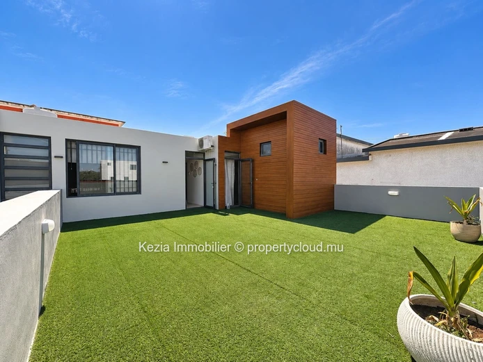 A Warm Villa Opening Onto A Beautiful Garden