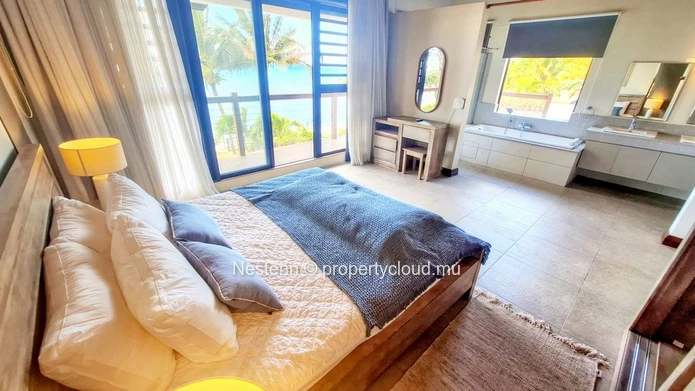 Elegant 4 bedroom seafront villa