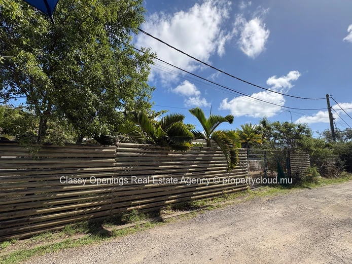 850 m² Grand Baie Land — Quiet Street, Near Bus, School & Shops