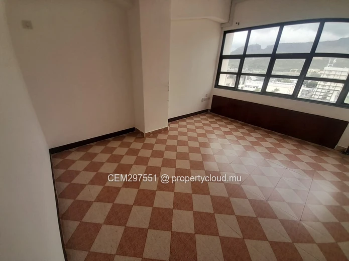 Bureau spacieux meublé à louer à Port Louis
