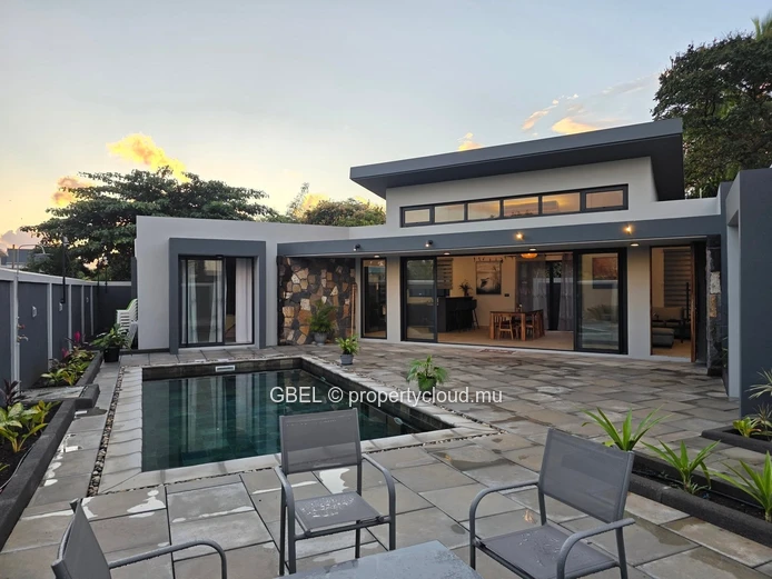 Villa moderne 4 ch, séjour ouvert et piscine à Albion