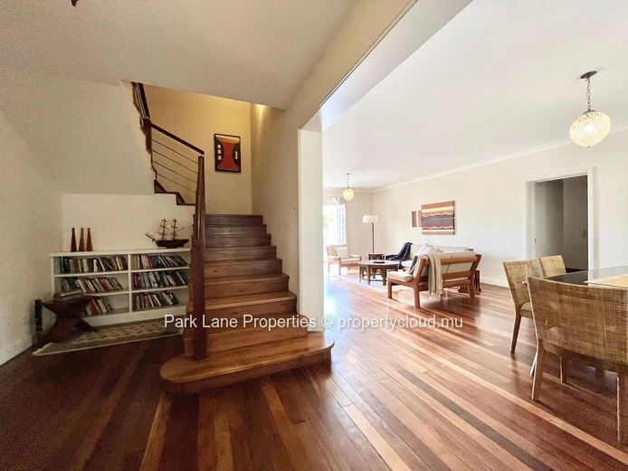 Maison familiale spacieuse de 4 chambres à Quatre Bornes