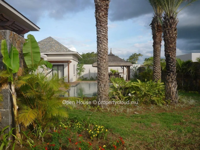 Villa de grand standing d'architecte, 5 chambres, 2 Masters, 4 SDB, piscine 20m, double garage.