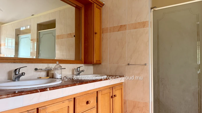 Charming Single-Storey Villa with Private Pool and Tropical Garden