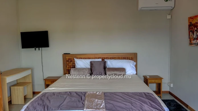 Charming 3-bedroom en-suite townhouse with swimming pool 