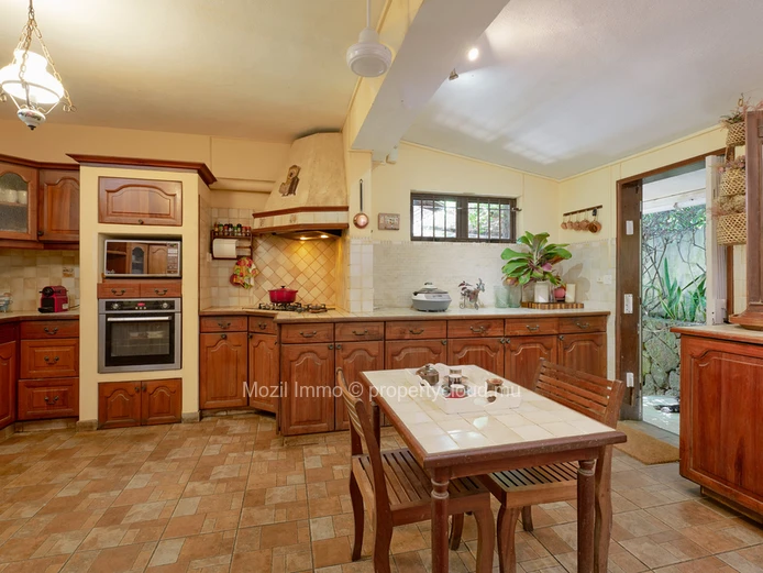 Charming and spacious 4 bedroom villa, Calodyne