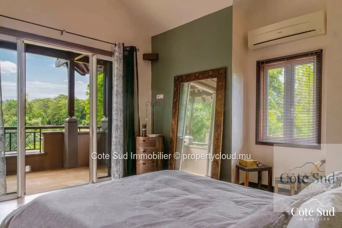 Villa for sale with view of the golf course and forest