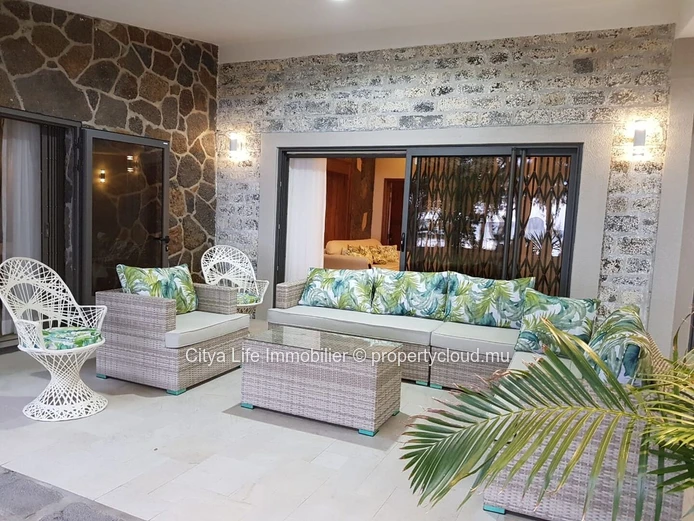 Magnifique villa en bord de mer à Calodyne avec vue imprenable sur la mer