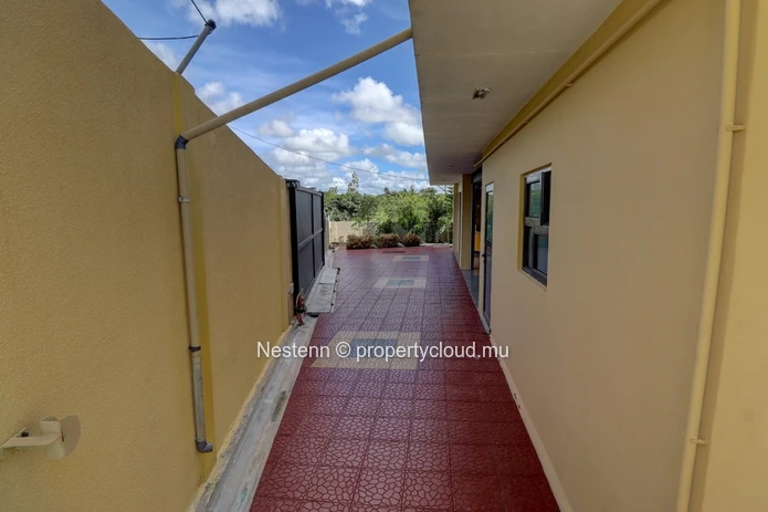 Traditional 5 bedroom house with swimming pool and garden 