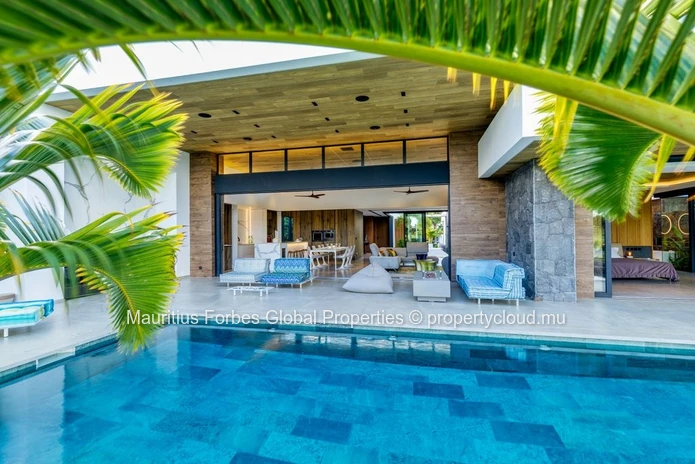 Villa ultra-moderne et autonome au cœur d'un domaine golfique avec piscine & jacuzzi