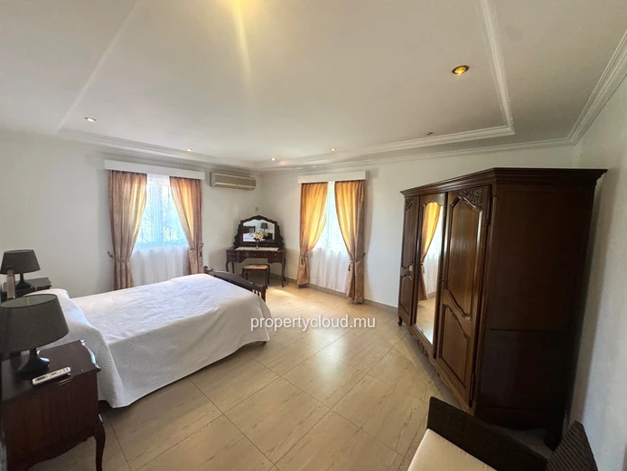 ALBION – À VENDRE – Spacieuse villa familiale avec appartement indépendant, piscine et garage
