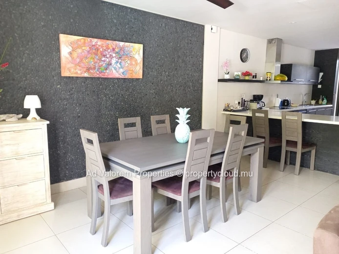 Duplex à vendre à Rivière Noire, vue mer et montagne, proche écoles, bus, golf, clinique et hôpital. 3 chambres.