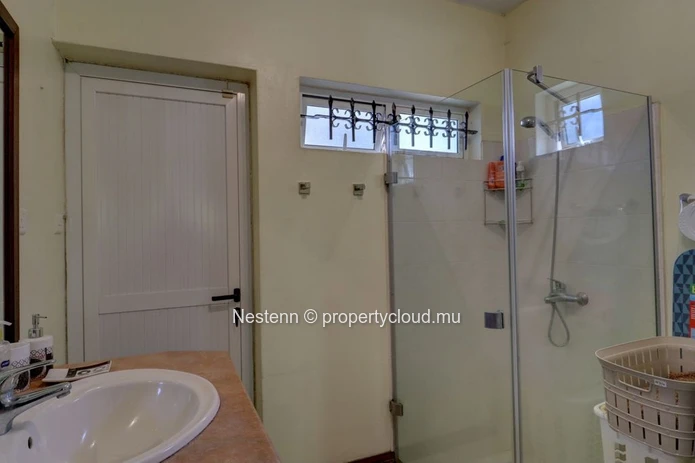 Stunning 3-bedroom duplex with sea access 