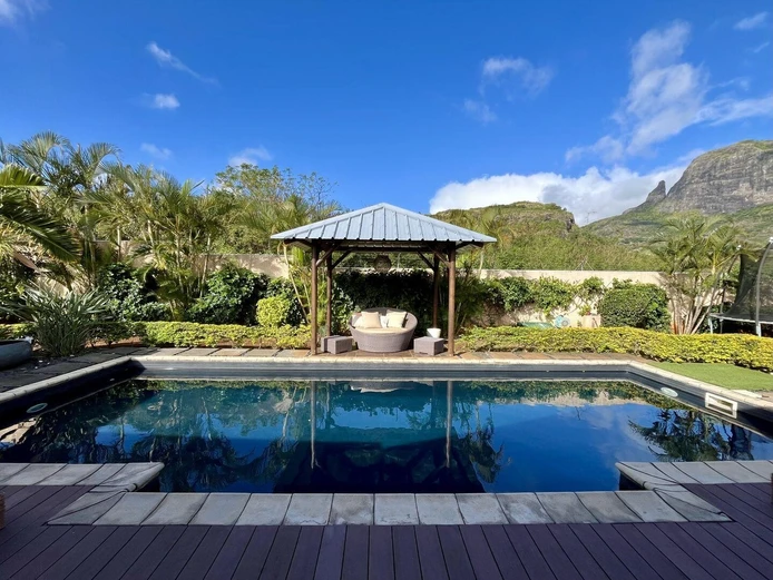 Authentique Oasis Insulaire : Élégante Villa de 4 Chambres avec une Vue Impressionnante sur la Montagne