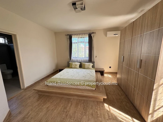 Maison moderne et spacieuse, entièrement meublée avec 4 chambres et double garage