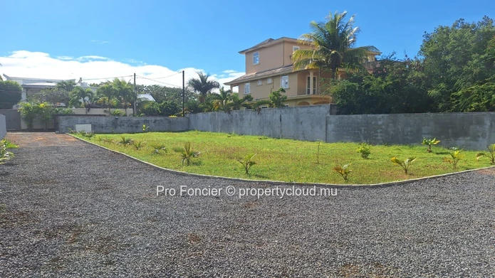 House for rent in Calodyne - Contemporary 390 m² New Villa idyllic Setting Between Pool and Living Space