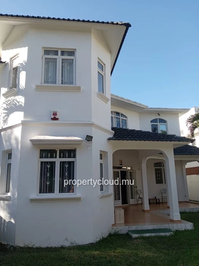 A vendre : Villa avec 2 appartements à 2 Minutes à Pied de la Plage de Mont Choisy