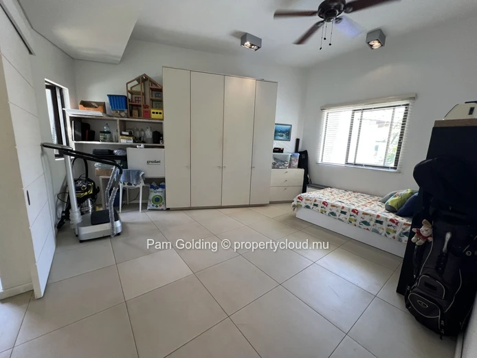 Penthouse de 4 Chambres en Bord de Rivière à Tamarin – Accès Direct à la Plage & Terrasse avec Jacuzzi Privé