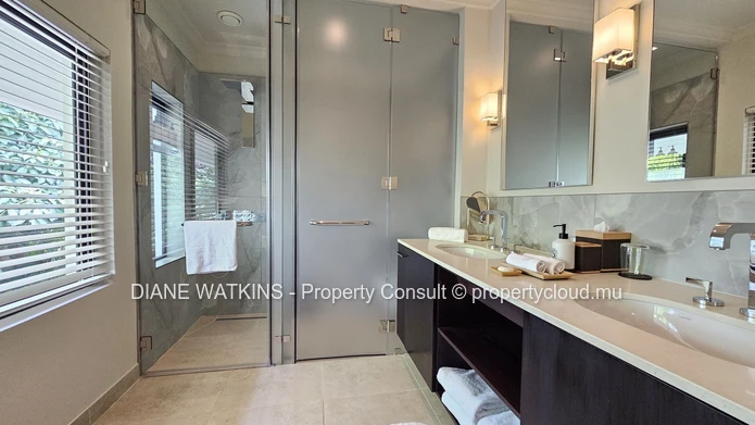 Contemporary Luxury Villa for Sale in Prestigious Golf Estate