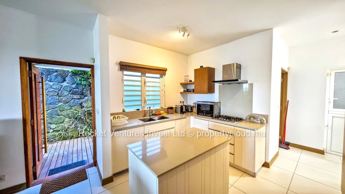 Stunning beachfront 4-Bedroom Villa for Rent in Pointe aux Canonniers