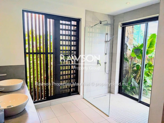 Villa Contemporaine De 4 Chambres Avec Vue Sur Le Golf À Vendre À Azuri | Roches Noires | €