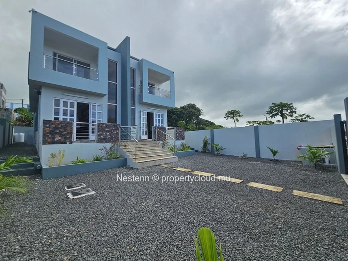 Duplex moderne et neuf de 3 chambres avec vue sur les montagnes 