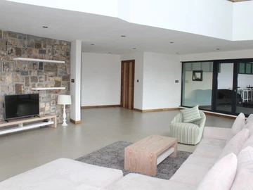 A louer - Penthouse meublé et équipé de 500 m2 à Ebène dans une résidence securisé 24/7 au 14ème étage.