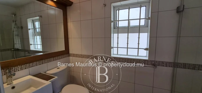 QUATRE BORNES - Maison et bureau jumelés à vendre - 450 m²