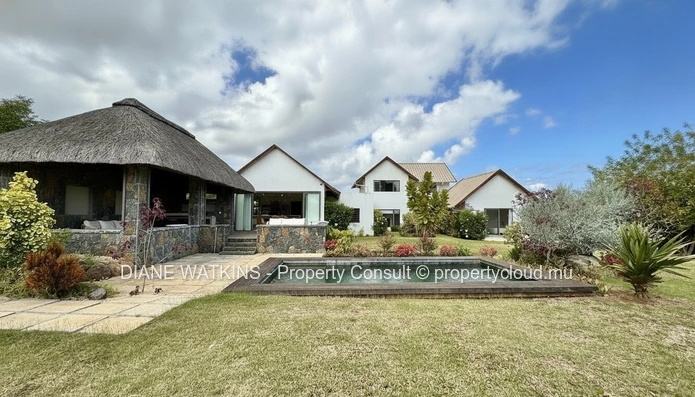Villa de Luxe avec Vue sur La Tourelle à Vendre à Rivière Noire