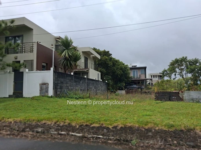 Corner plot flat land of 423 m² near amenities