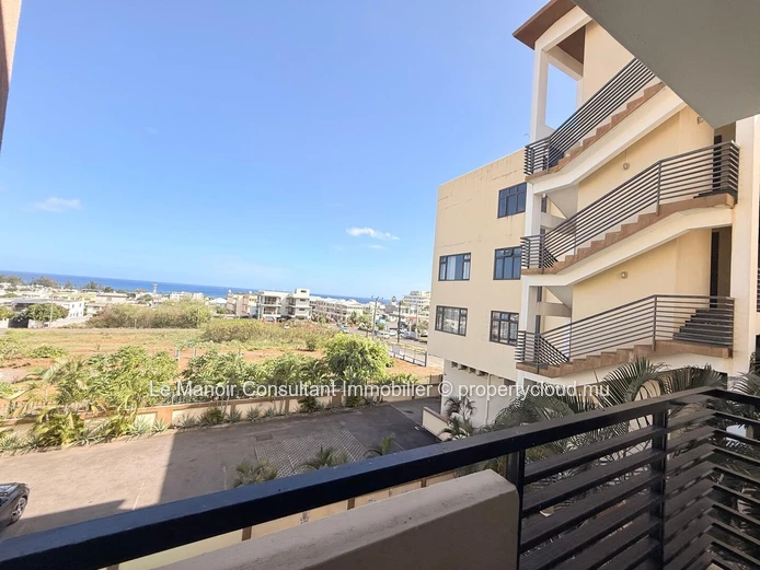3-Bedroom Apartment - Sea view - Close to bus stop, shops and beaches