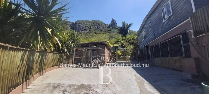 MOKA – Terrain agricole avec maison conteneur – 3 160 m²