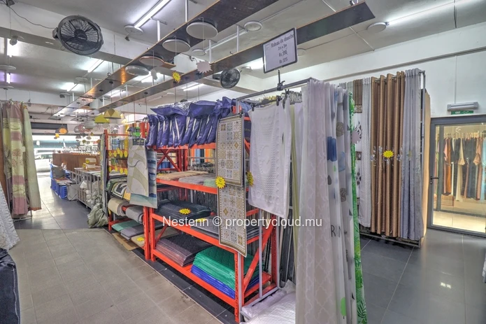 Commercial space of 158 m² on the ground floor