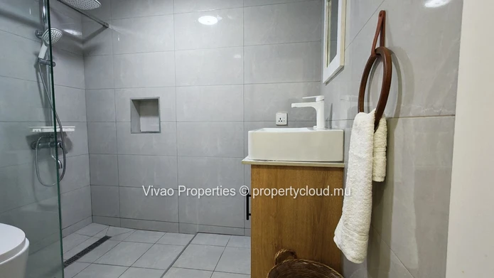 Appartement meublé à louer à Flic en Flac, 73m², 3 chambres, piscine commune, proche des écoles et commerces. Rs 50 000.