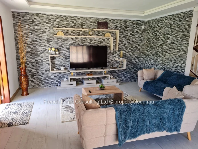 Superbe villa de 4 chambres a grand baie, jardin et piscine, prox super u