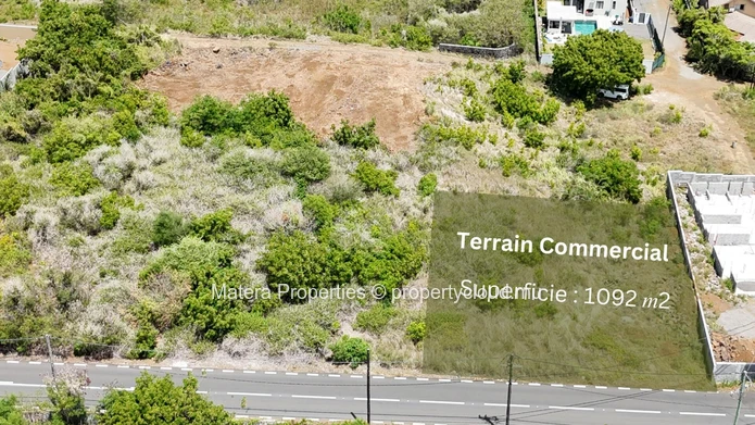 Terrain résidentiel à vendre à Grand Gaube. Superficie de 1.092m², en toute propriété. Proche écoles, bus et magasins...