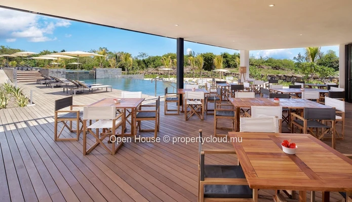 Luxury apartment with 3 bedrooms, private and communal swimming pool, boat parking and launching ramp. Sea and island...