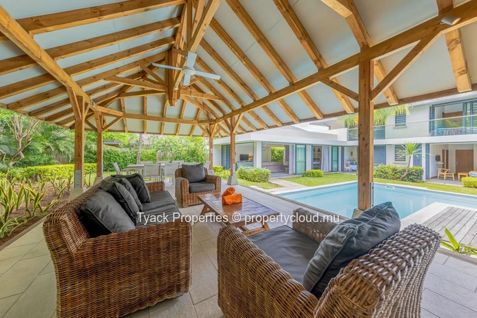 Villa de Luxe à Rivière Noire – 4 Chambres, Piscine et Services Hôteliers