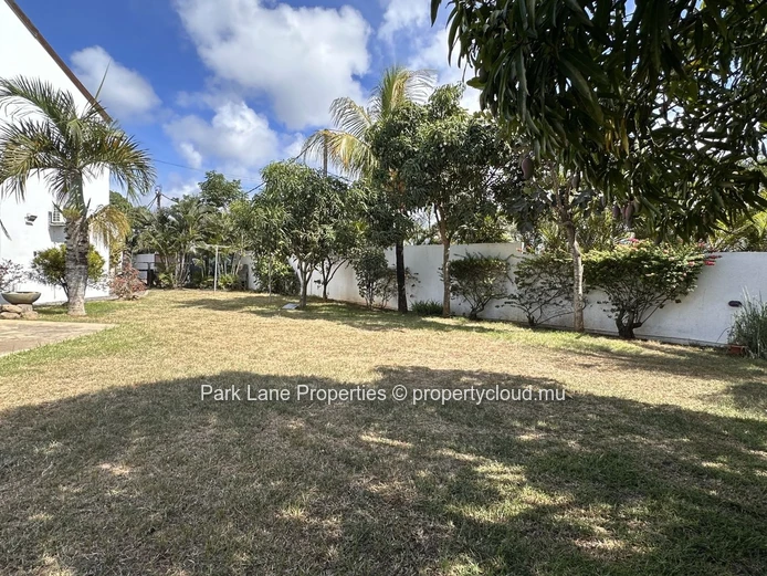 À vendre: Élégante maison familiale avec piscine sur grand terrain à Pereybere