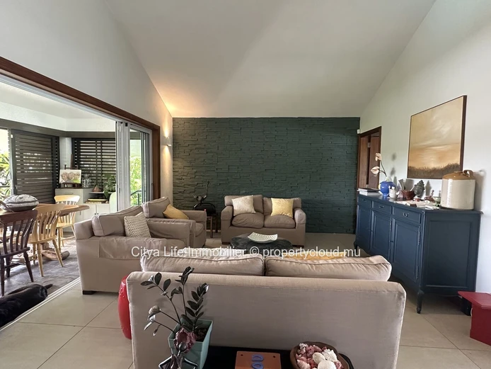 Maison d'architecte 4 chambres avec piscine à vendre à Calodyne