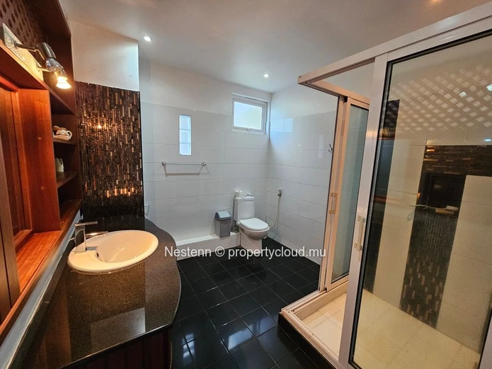 Nestenn present this 3 bedrooms apartment well located in Ville Noire