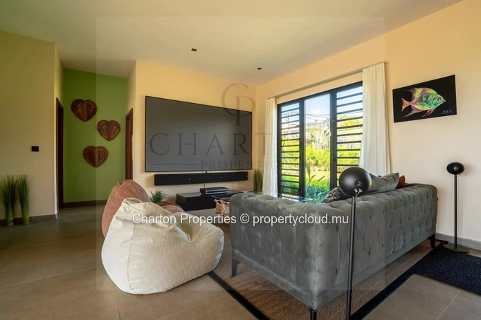 Contemporary 4-bedroom en suite villa with exceptional panoramic view of the sea and mountains