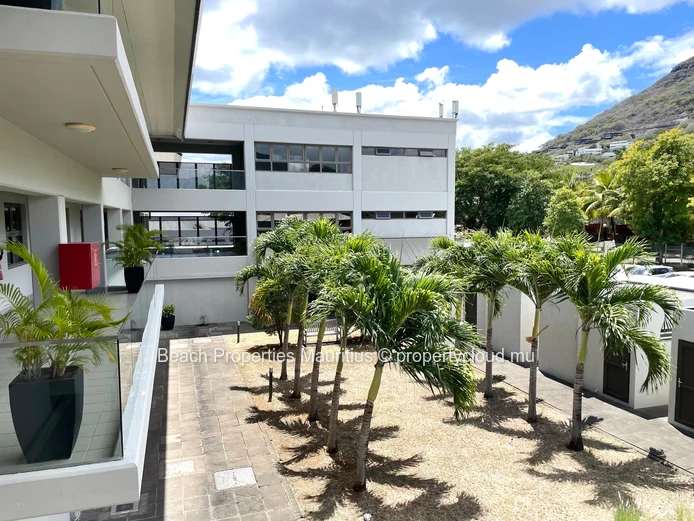 Unité de bureaux clé en main dans un centre d'affaires de premier choix sur la côte Ouest