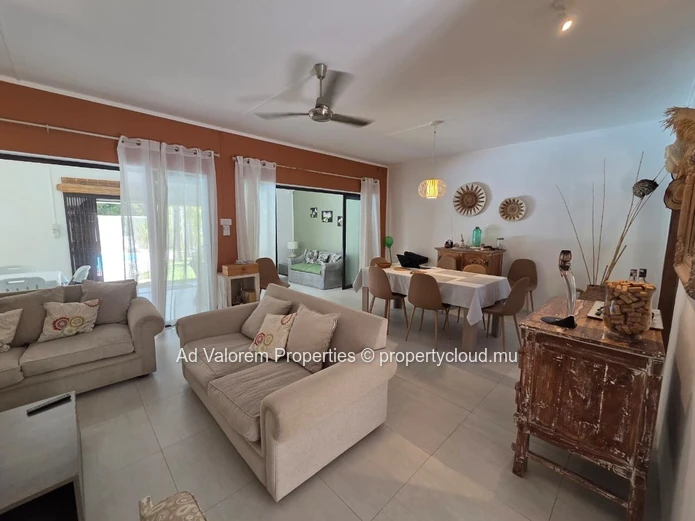 À vendre – Charmant duplex de 2 chambres à Belle Mare – À 5 minutes à pied de la plage