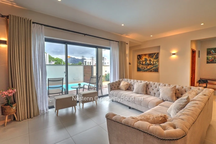 Villa contemporaine de 3 chambres avec piscine privée et vue montagne.