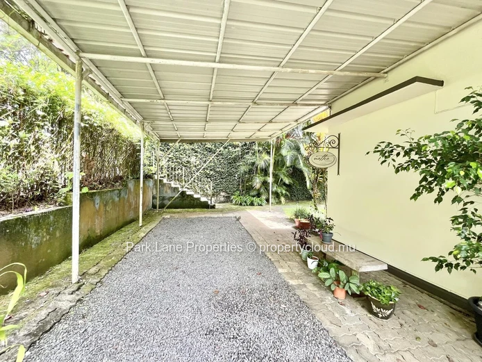 Two independent houses with commercial potential – Perfect for a large family or office space in Curepipe